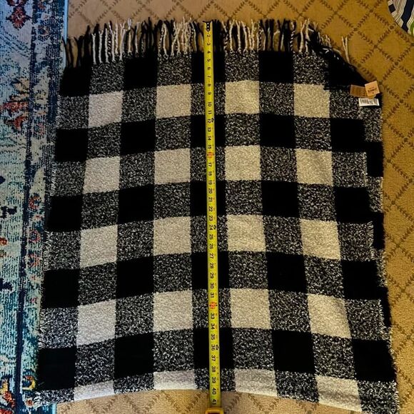 American Eagle black / white buffalo plaid XL textured blanket scarf NWT - Picture 4 of 7